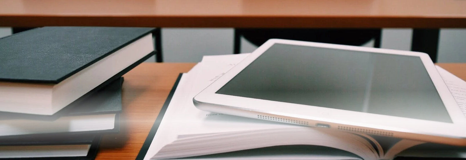 Colabora y conecta con otros estudiantes y docentes de manera fácil y rápida.